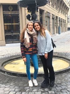 Probiert es aus! – Laura Bühler (links) und Florencia Kuschel aus Chile haben viel Positives über den Schüleraustausch zu erzählen. Foto: privat Foto: Lahrer Zeitung