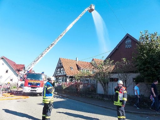Auch die  Drehleiter der Feuerwehr Offenburg kam bei der Übung in Dundenheim zum Einsatz.  Foto: Fink