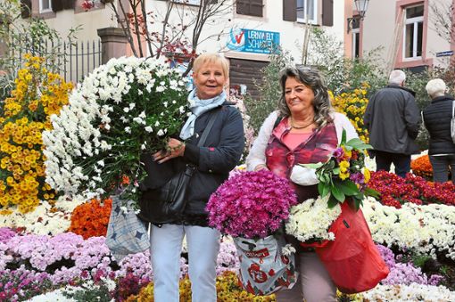 Voll gepackt mit Blumen sind die Taschen von Adeline Lotto (links) und Anita Renner, die dafür für einen guten Zweck gespendet haben.  Foto: Röckelein