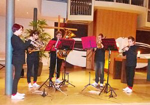 Zum Auftakt und Abschluss der Nacht der offenen Kirche in Altenheim spielte das Ensemble Ried-Brass.  Foto: Fink