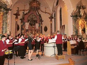 Unser Chor und eine Vielzahl an Instrumentalisten sowie Solisten begeisterte die Zuhörer in Steinach.  Foto: Müller