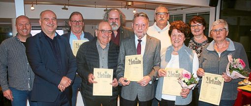Der Tourismusverein Rust zeichnete Gründungsmitglieder aus, darunter Alt-Bürgermeister Günter Gorecky (Fünfter von rechts).   Foto: Masson