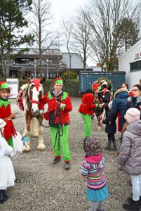 Die Weihnachtsreiter, darunter zahlreiche  Wichtel, haben  zum ersten Mal in Oberschopfheim Halt gemacht.  Foto: Bohnert-Seidel Foto: Lahrer Zeitung
