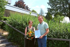 Rektor Daniel Janka würdigte die Verdienste von Lehrerin Hilde Büchele. Foto: Schule Seelbach Foto: Lahrer Zeitung