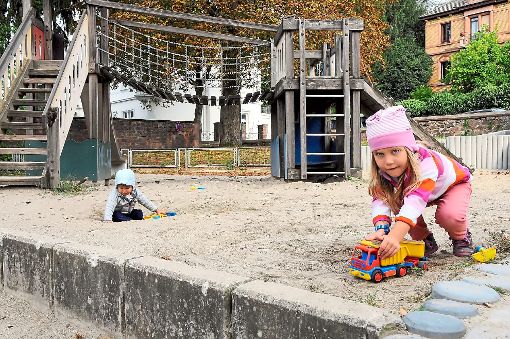 Zwei Kinder spielen auf dem Spielplatz in der Turmstraße. Mittelfristig soll dieser komplett erneuert werden. Foto: Baublies