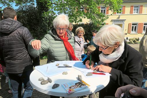 Für die Gleichstellung der Frau in den Kirchenämtern: Hildegard Gnädig freut sich über die Unterschrift von Irmgard Deninger. Foto: Bohnert-Seidel Foto: Lahrer Zeitung
