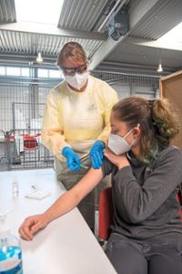 In der Messe Ulm probte das dortige Deutsche Rote Kreuz im Auftrag des Sozialministeriums am Samstag die Abläufe in den geplanten Corona-Impfzentren. Foto: Puchner