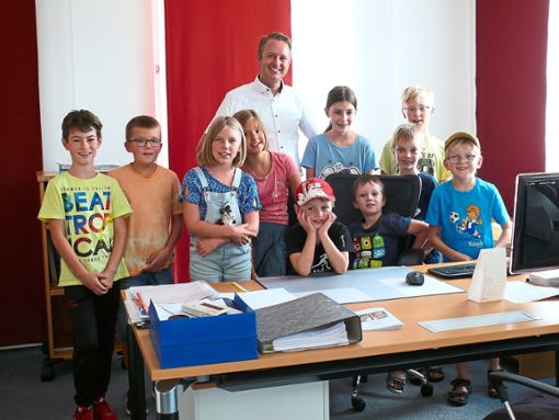 Im Dienstzimmer: Bürgermeister Pascal Weber mit wissbegierigen Ringsheimer Kindern Foto: Gemeinde Foto: Lahrer Zeitung
