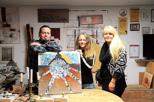 Wim Cannie (von links), Melanie Weber und Tina Resch mit dem Bild Helios, das am Sonntag verlost wird.  Foto: Kiryakova Foto: Lahrer Zeitung