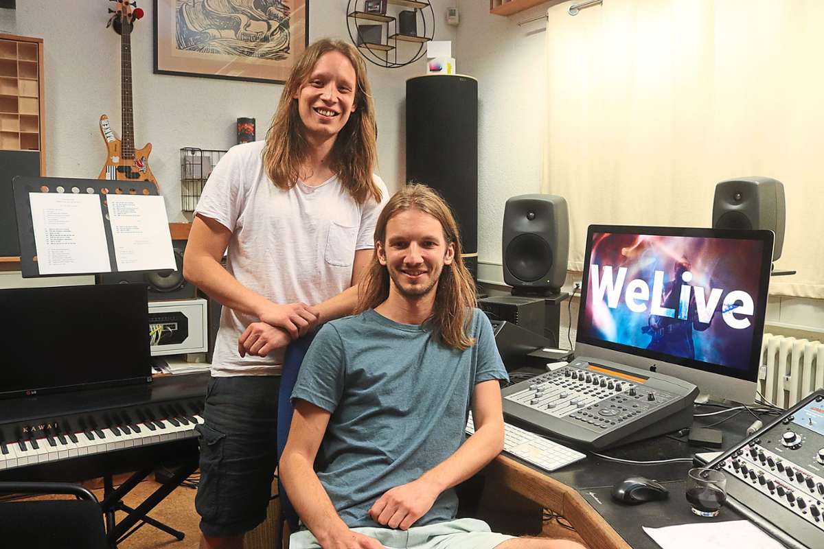 Rund zwei Wochen Bearbeitungszeit investieren die Brüder Pirmin (links) und Maik Styrnol in jeden einzelnen Online-Auftritt.