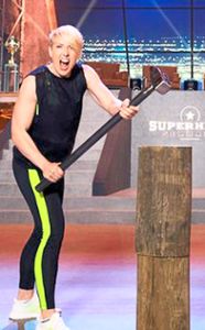 Christina Obergföll schwingt den Hammer – eine Szene aus der neuen TV-Show Superhero Germany.   Foto: Pro Sieben Foto: Lahrer Zeitung