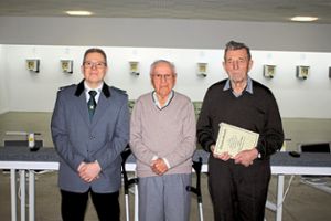 Für langjährige Treue ehrte der Vorsitzende  Bernd Maier (links) Julius Ohnimus und Eugen Hofstetter.  Foto: Mutz