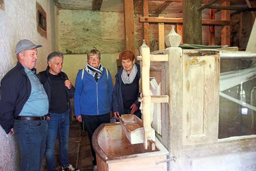 Interessiert sahen sich die Besucher im Inneren der Jägertoni-Mühle um, in der der Weg vom Korn zum Mehl anschaulich nachvollzogen werden kann. Foto: Kiryakova
