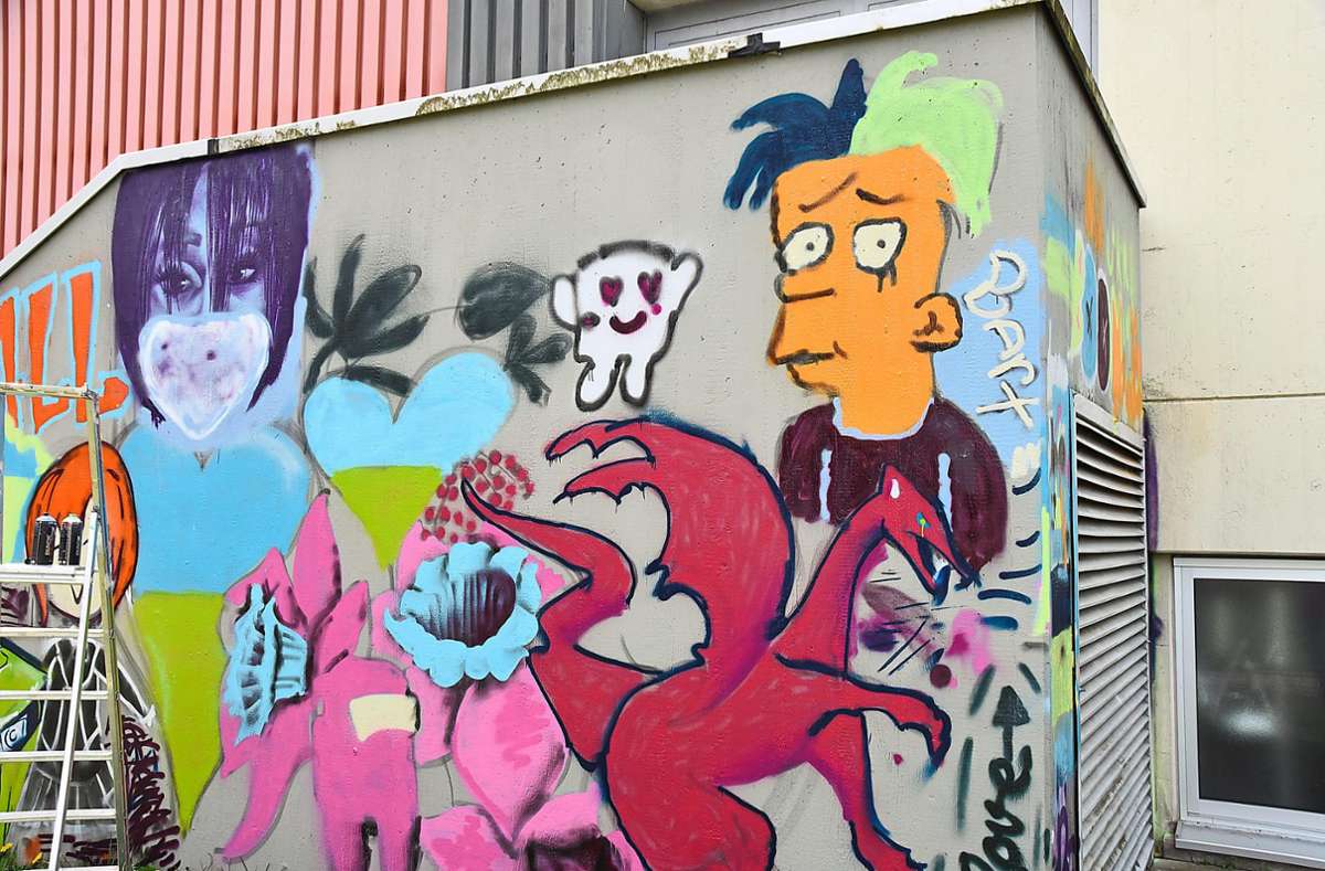 Eine Frau mit Maske, sich öffnende Blüten, ein roter Drache oder die Figur des Bart Simpson sind nur einige der Motive, die es an die Wand der Heimschule geschafft haben.