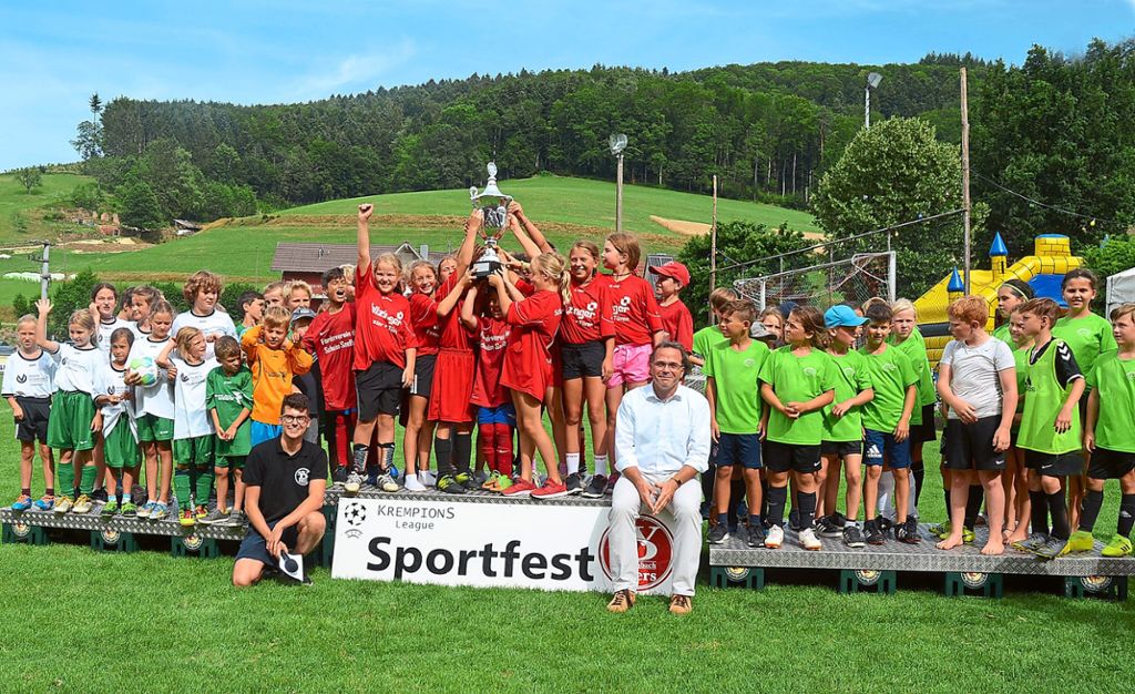 Großer Jubel bei der Siegerehrung: Die Seelbacher Schüler haben den Grundschul-Cup im Dörlinbach gewonnen. Foto: Dach Foto: Lahrer Zeitung