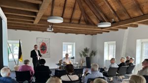 Festliche Worte fand Hofstettens Bürgermeister Martin Aßmuth bei der Vernissage zur Ausstellung mit Werner K. Bliß (von links). Foto: Störr