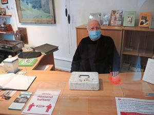 Mit Mund-Nasen-Schutz und Hygieneregeln: Wie Wilhelm Götz geht das Museumsteam mit gutem Beispiel voran. Führungen durch die Ausstellung sind derzeit noch nicht möglich. Foto: Jehle