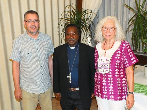 Ralf Jäger (links) spendete Geld für die Anschaffung von Rollstühlen in Benin. Dafür dankten ihm Bischof Eugène Houndekon und Eleonore Dietz. Foto: Rest Foto: Lahrer Zeitung