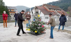Das Ehepaar Heiko und Kathrin Wagner schmückte  einen  Weihnachtsbaum mit den Bastelarbeiten der Kinder, die  auf diese Weise für die Spenden von Holiday Heimtex  dankten. Darüber freuten sich auch die Bürgermeister Matthias Litterst (Zweiter von links) und Thomas  Schäfer (Vierter von links).                                                                                                                                                                                                                                                                                                                          Foto: Kiryakova