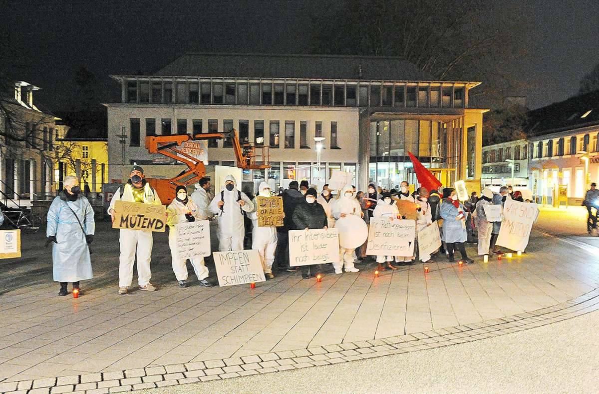 Mitarbeiter aus dem Gesundheitswesen protestierten auf dem Rathausplatz gegen die Spaziergänger. Foto: Baublies