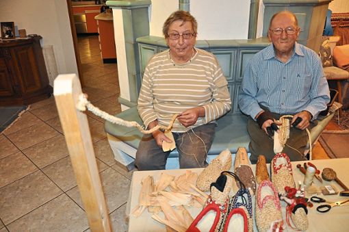 Rosina und Matthias haben seit mehr als 25 Jahren Strohschuhe geflochten. Für ein Paar Schuhe brauchten sie mindestens zehn Stunden.   Foto: Schwab