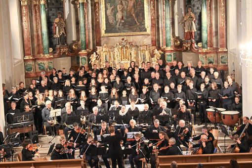 Mehr als 90 Sänger und 35 Instrumentalisten haben den Konzertabend in Ringsheim dem französischen Komponisten Gabriel Fauré gewidmet. Foto: Mutz