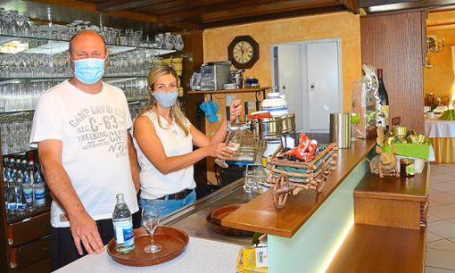 Karlheinz und Lydia Brucker tragen in ihrem Gasthaus Bruckerhof    Masken – viele Stunden bis zum Feierabend. Foto: Dach