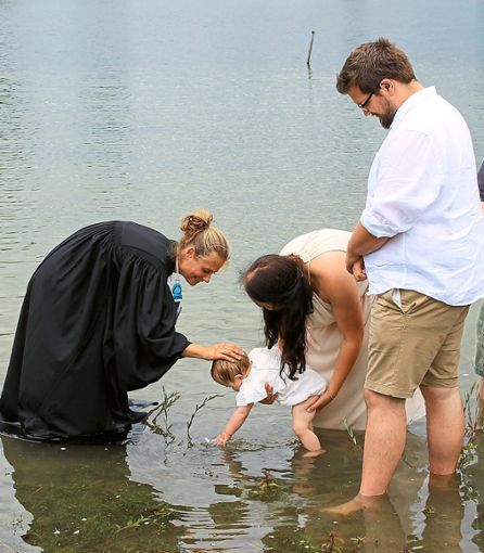 Familie Frühauf hat sich für ihre Tochter Hannah für die Taufe im Stockfeldsee in Dundenheim entschieden. Pfarrerin Anna Schimmel segnete das Mädchen. Foto: Lehmann