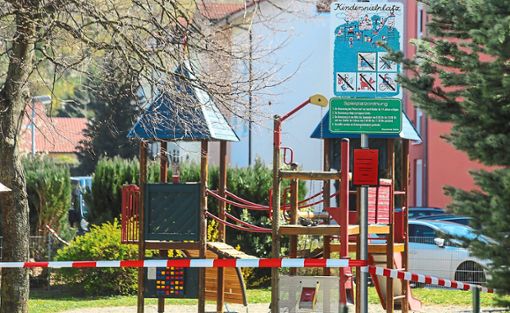 Abgesperrt: Öffentliche Einrichtungen wie der Altdorfer Spielplatz dürfen aktuell nicht betreten werden – sonst kann’s teuer werden. Foto: Decoux-Kone