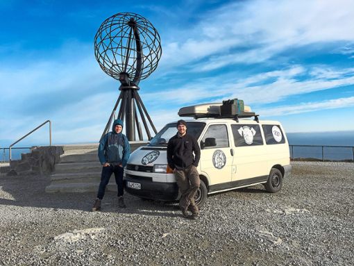 Bis zum Nordkap (Foto) führte die Fahrt Michael Ohnemus (links) und Patrick Papst in ihrem VW- Van Baujahr 1997. Foto: privat