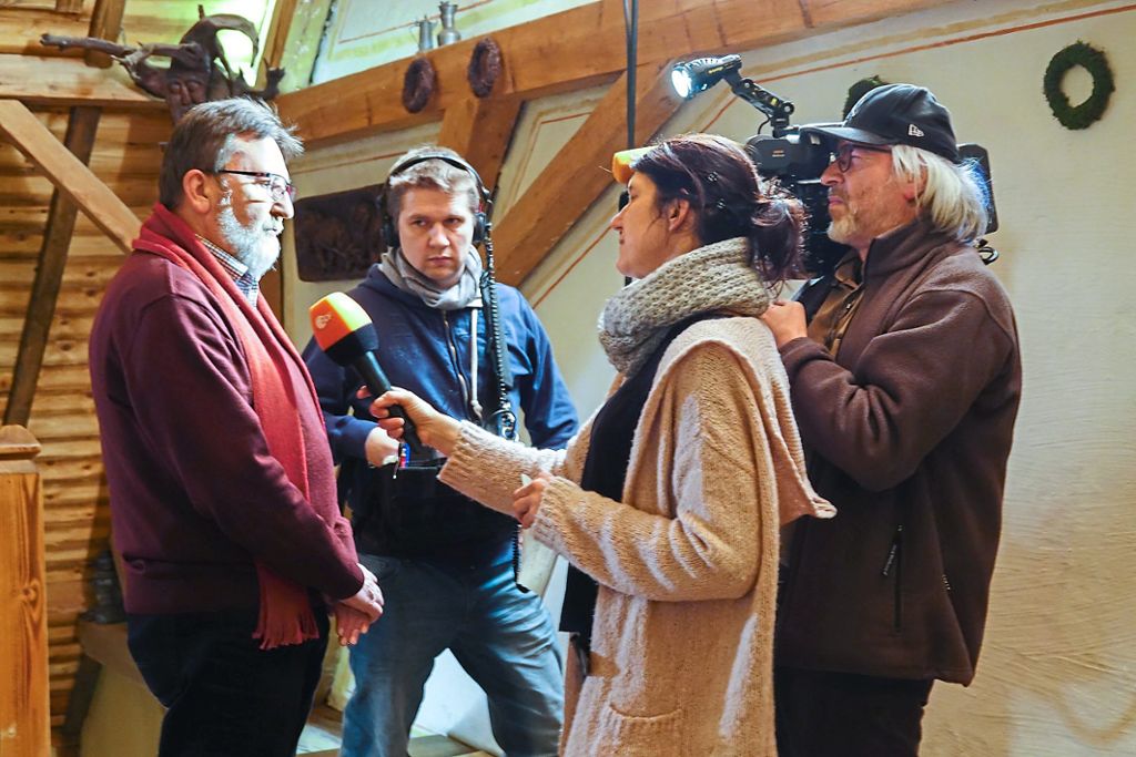 Das Fernsehtaem vom ZDF interviewt Roland Hirsch (SPD)