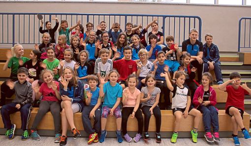Winken für die Kamera: 30 Kinder spielten in der Kahlenberghalle in verschiedenen Altersgruppen um den Sieg bei den Mini-Meisterschaften im Tischtennis. Foto: Mutz Foto: Lahrer Zeitung