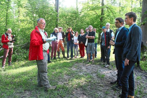 Bernhard Ihle (links), früherer Forstamtsleiter, erläutert vor Ort, wie der Wald noch lichter werden soll.   Foto: Masson Foto: Lahrer Zeitung