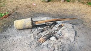 Sämtliche Holzlatten am vorderen Teil der Hummelberghütte sowie ein Pfahl  wurden herausgerissen und an der Grillstelle  verbrannt. Foto: Stadt Kenzingen Foto: Lahrer Zeitung
