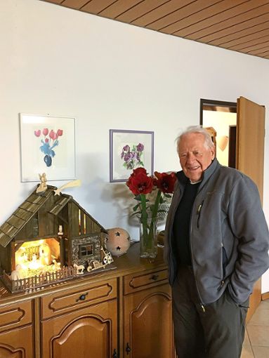 Rudi Schnell neben seiner neuen Weihnachtskrippe. Jedes Jahr baut der Seelbacher ein weiteres Unikat.Fotos: privat Foto: Lahrer Zeitung