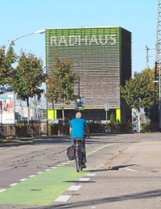 Das Radhaus, ein Parkhaus für Räder am Offenburger Bahnhof, ist sicher ein Pluspunkt, wenn es um die Frage nach der Fahrradfreundlichkeit der Stadt geht.   Foto: Manz Foto: Lahrer Zeitung