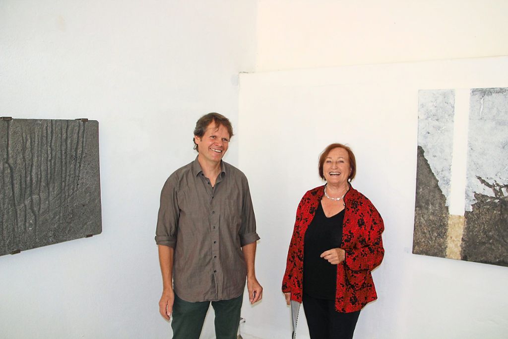Ergänzen sich gut: Jan Doumas Skulpturen und Ina Kunz’ Papierkunst sind in einer gemeinsamen Ausstellung  in Kenzingen zu sehen. Foto: Schnabl Foto: Lahrer Zeitung