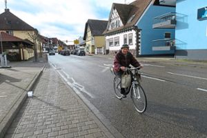 Mit ihren 78 Jahren ist Erna Mauch täglich mit dem Fahrrad unterwegs. Auch sie ist der Meinung, dass ein Radstreifen entlang der B 3 dringend notwendig ist.  Foto: Bohnert-Seidel Foto: Lahrer Zeitung