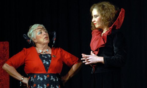 Christine Mnich als  Erzministerin (rechts) und Karin Endres als Drusilla lieferten sich scharfzüngige Duelle.  Foto: Baublies Foto: Lahrer Zeitung