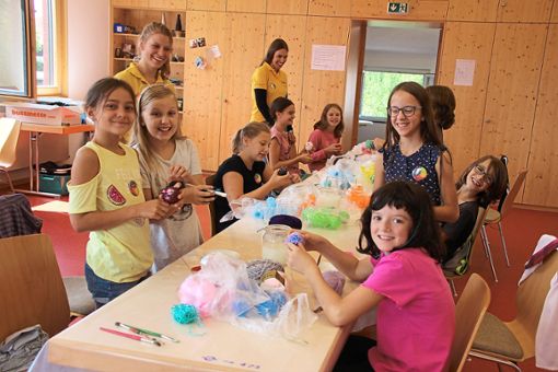 Im Rahmen des Meißenheimer Ferienprogramms haben Kinder bunte Lichterketten hergestellt.  Foto: Lehmann Foto: Lahrer Zeitung