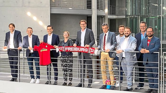 Vor DFB-Pokalfinale: Yannick Bury gründet ersten SC-Freiburg-Fanclub im Bundestag