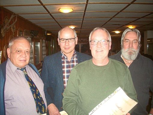 Ehrungen bei den Anglern (von links): Hans Rosewich, Markus Studer, Frank Straub und Dennis Scheffler Foto: Bär Foto: Lahrer Zeitung
