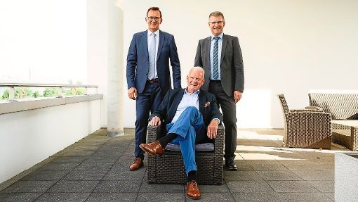 Preisträger Joachim Schraeder (Mitte) mit Marketing-Club-Präsident Duschan Gert (links) und Rainer Waltersbacher, geschäftsführender Vorstand  Foto: von Au