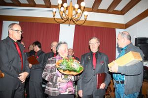 Ralf Obergföll (rechts) und Helmut Mattmüller zeichneten Karl Engler für 65 Jahre aktiven Chorgesang aus. Dora Engler nahm Blumen in Empfang.  Foto: Schnabl Foto: Lahrer Zeitung