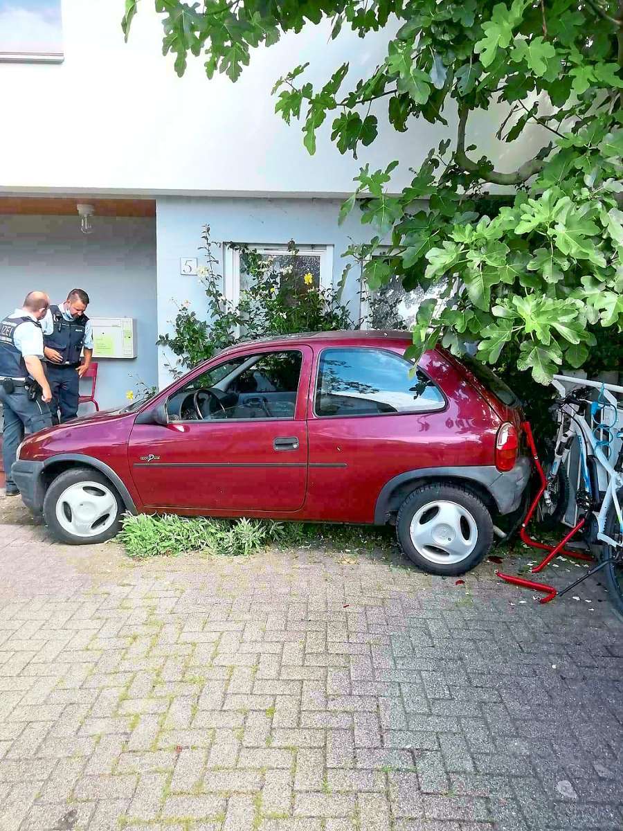 Mitten im Vorhof der Arztpraxis stand der Wagen: Die 80-jährige Fahrerin hatte laut Polizei beim Rangieren vermutlich Gas und Bremse verwechselt.Fotos: privat