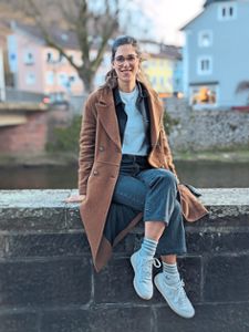 Ihre Heimatstadt Wolfach mit der schönen Natur inspiriert Romana Eßlinger für ihre nachhaltigeModelinie. Hier trägt sie ein T-Shirt aus ihrer ersten Kollektion. Foto: Fischer