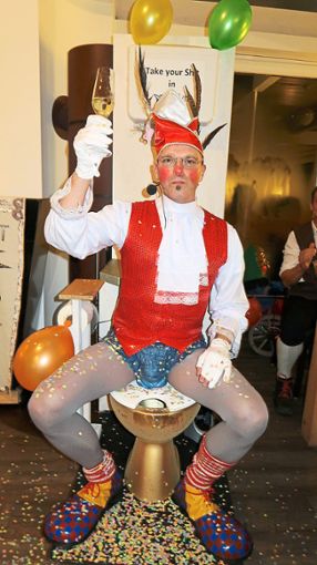 Ein Entertainer, der die Lachmuskeln strapazierte: Narrenvater Timo Schillinger alias Prinz Bibi  Foto: Bea