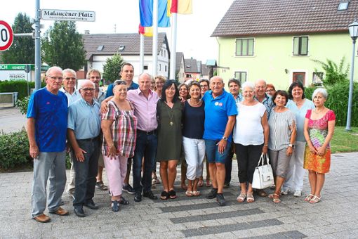 Gruppenfoto mit den französischen Freunden – passenderweise auf dem Malaucèner Platz in Orsch­weier Foto: Masson Foto: Lahrer Zeitung