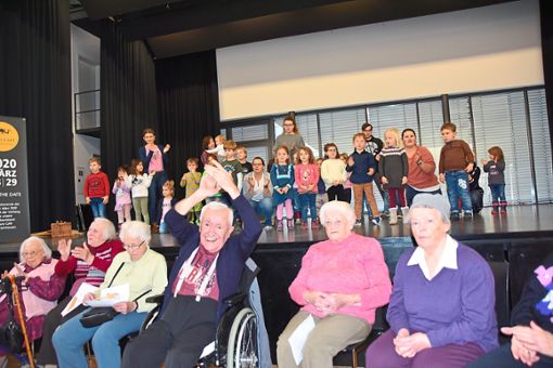 Musik verbindet: Senioren und Kita-Kinder feierten gemeinsam das fünfjährige Bestehen des Generationenhauses St. Josef  Fotos: Göpfert Foto: Lahrer Zeitung