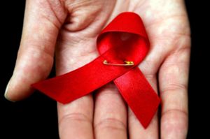 Die rote Schleife gilt weltweit als Zeichen der Solidarität mit Aids-Kranken.  Foto: Berg